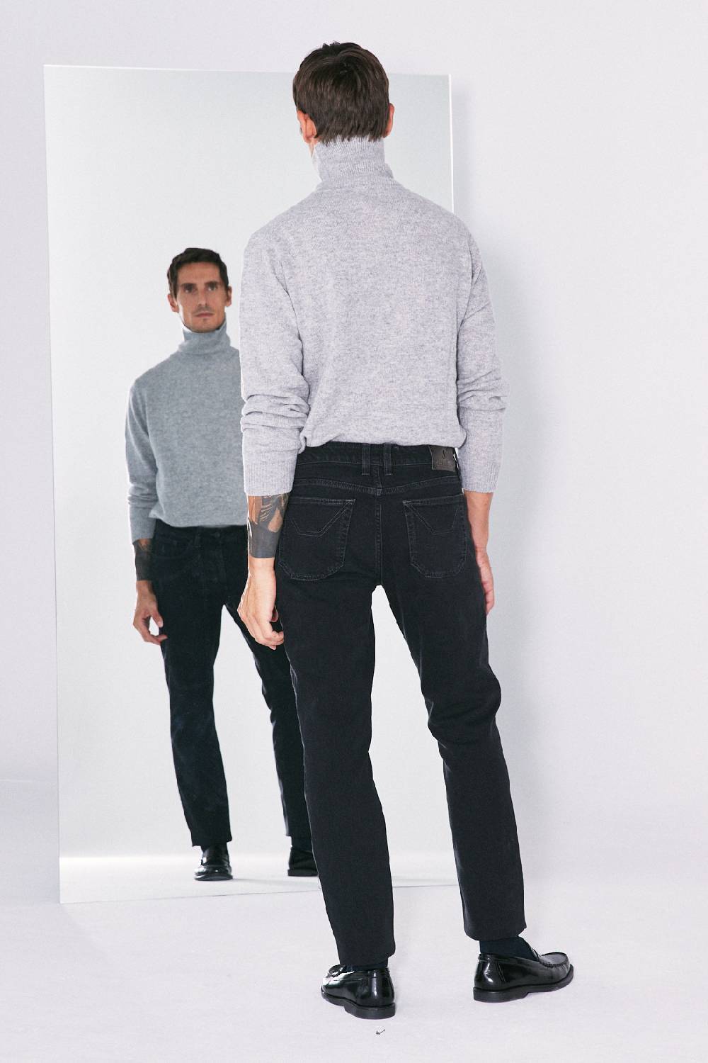 Jeckerson Pantalone 5 tasche in denim nero rinse con toppa in tono Smaltimento dello stoccaggio