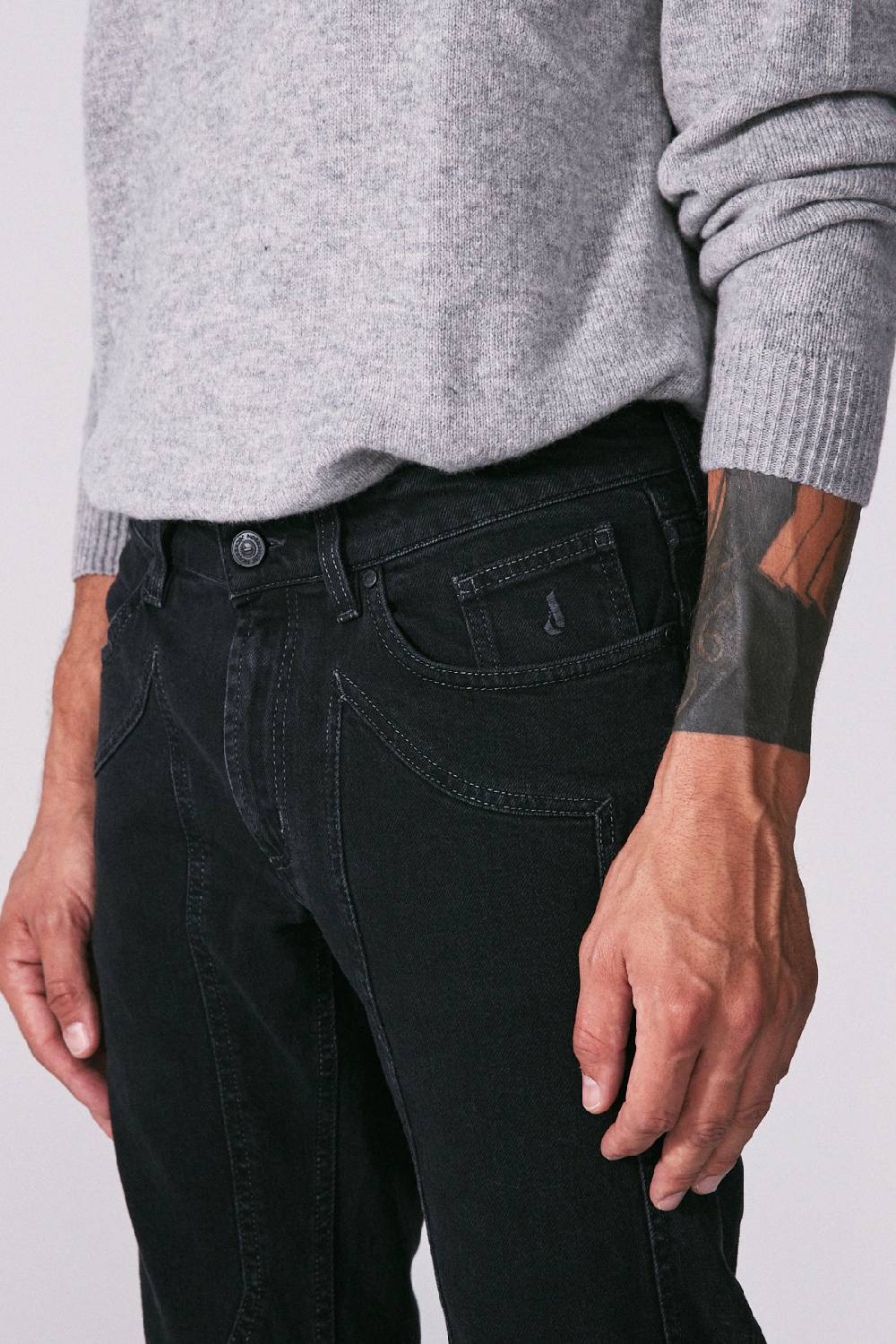 Jeckerson Pantalone 5 tasche in denim nero rinse con toppa in tono Smaltimento dello stoccaggio