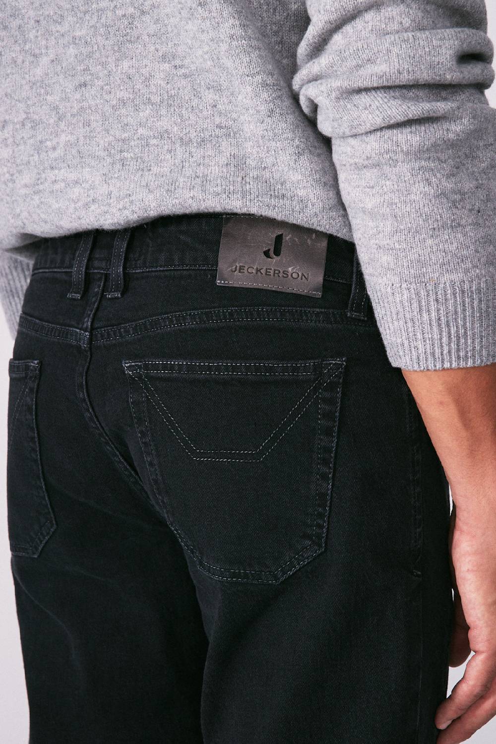 Jeckerson Pantalone 5 tasche in denim nero rinse con toppa in tono Smaltimento dello stoccaggio