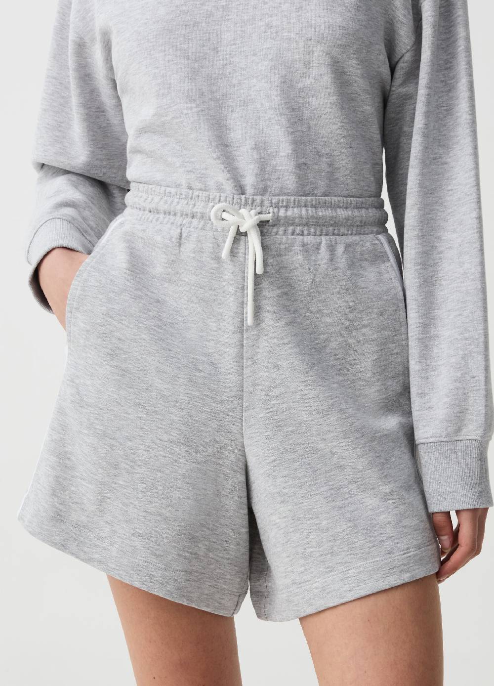 Ovs Bermuda jogger Essential con profili rigati In Vendita