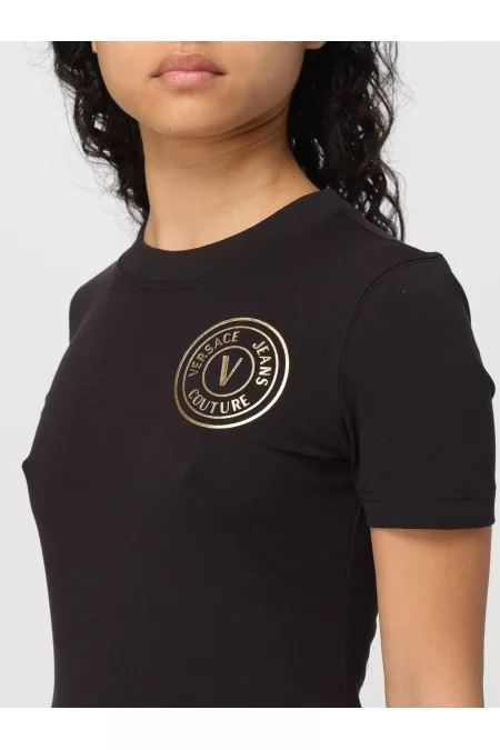 VERSACE DESCRIZIONE Maglietta elegante e di lusso di VERSACE per donne sofisticate e alla moda. Realizzata con materiali di alta qualità e design unico Trasporto libero internazionale