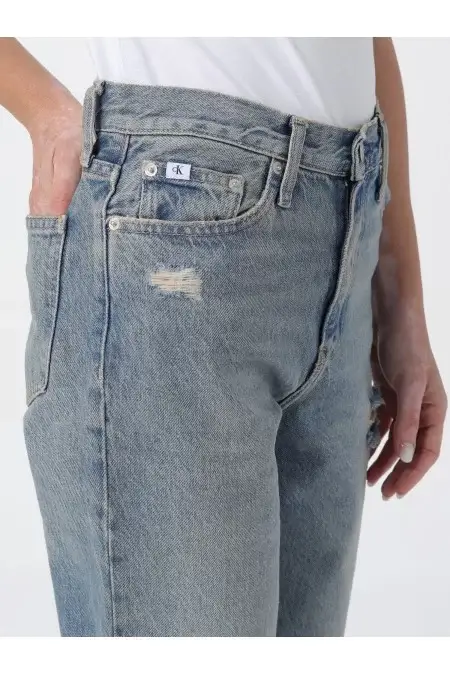 CALVIN KLEIN Jeans delle donne di Calvin Klein Il marchio di moda Calvin Klein presenta i jeans femminili dal design elegante e di alta qualità. Perfetti per ogni occasione Moda