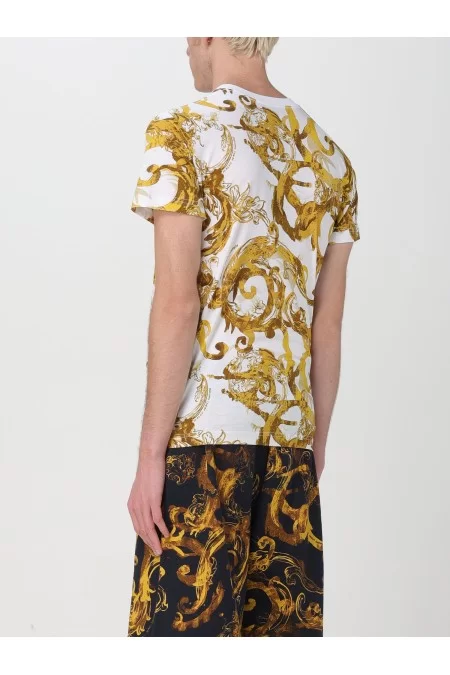 VERSACE T-shirt uomo Versace La T-shirt da uomo di Versace è sinonimo di stile e qualità. Realizzata con materiali pregiati e design elegante, è un capo iconico per l\'uomo moderno Vendita Calda