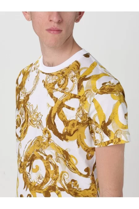 VERSACE T-shirt uomo Versace La T-shirt da uomo di Versace è sinonimo di stile e qualità. Realizzata con materiali pregiati e design elegante, è un capo iconico per l\'uomo moderno Vendita Calda