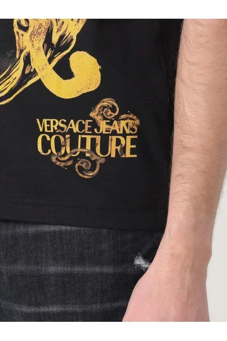 VERSACE Descrizione Maglietta Uomo Versace T-shirt Uomo Versace Maglietta di alta qualità con design elegante di Versace. Realizzata con tessuti premium per comfort e stile elevato. Per l\'uomo moderno che cerca un look distint Vendite Flash