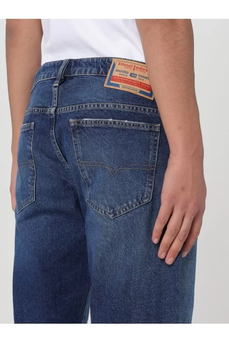 DIESEL Le Bermuda shorts da uomo di DIESEL offrono stile e comfort impeccabili. ``` Bermuda shorts da uomo DIESELI Bermuda shorts da uomo di DIESEL offrono stile e comfort impeccabili. ``` Novità