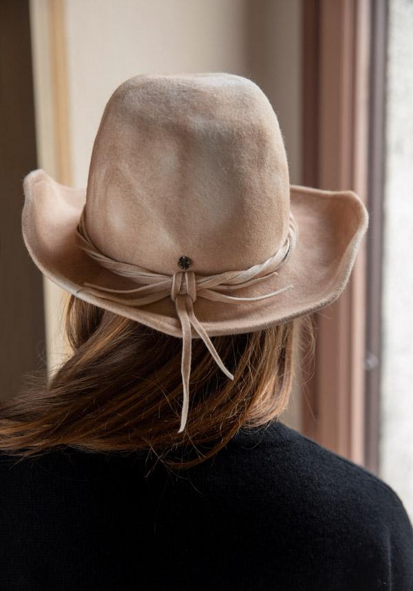 Rose & Lini YESEY “B MOUNTAIN” SAND FELTED HAT In Linea