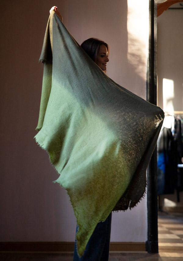 Rose & Lini MIRROR IN THE SKY CASHMERE “OPEN KNITTED DEGRADEE” LAUREL & MOSS SCARF Ultimi tre giorni