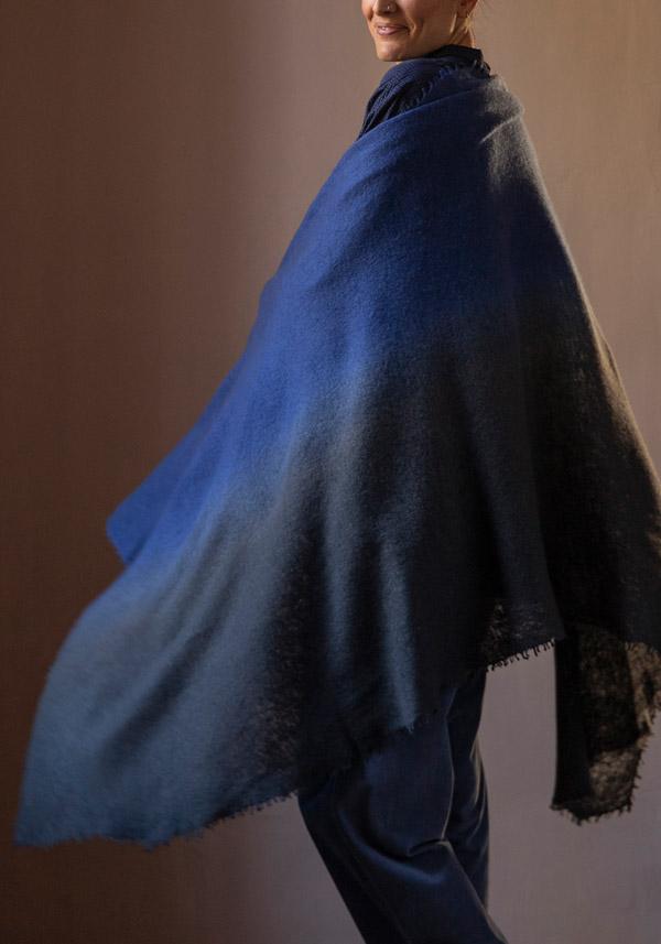 Rose & Lini MIRROR IN THE SKY CASHMERE “OPEN KNITTED DEGRADEE” MIDNIGHT & ASPHALT SCARF Promozione temporanea