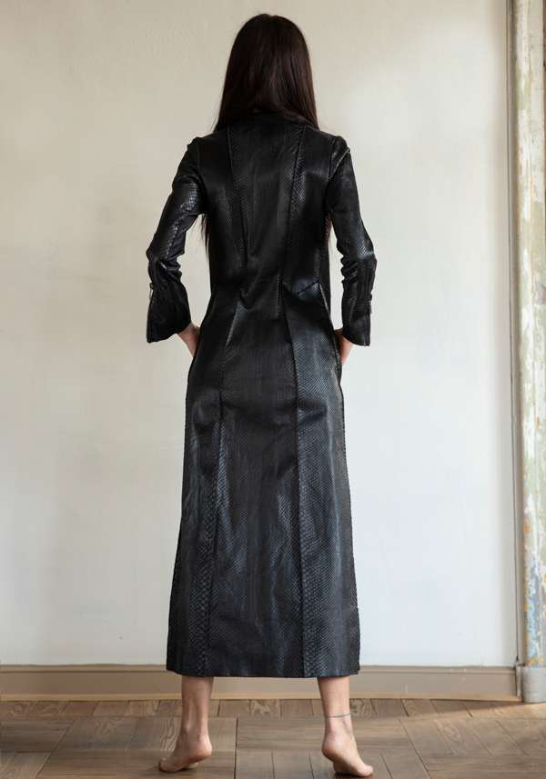 Rose & Lini SIMONA TAGLIAFERRI BLACK PYTHON LONG COAT In vendita