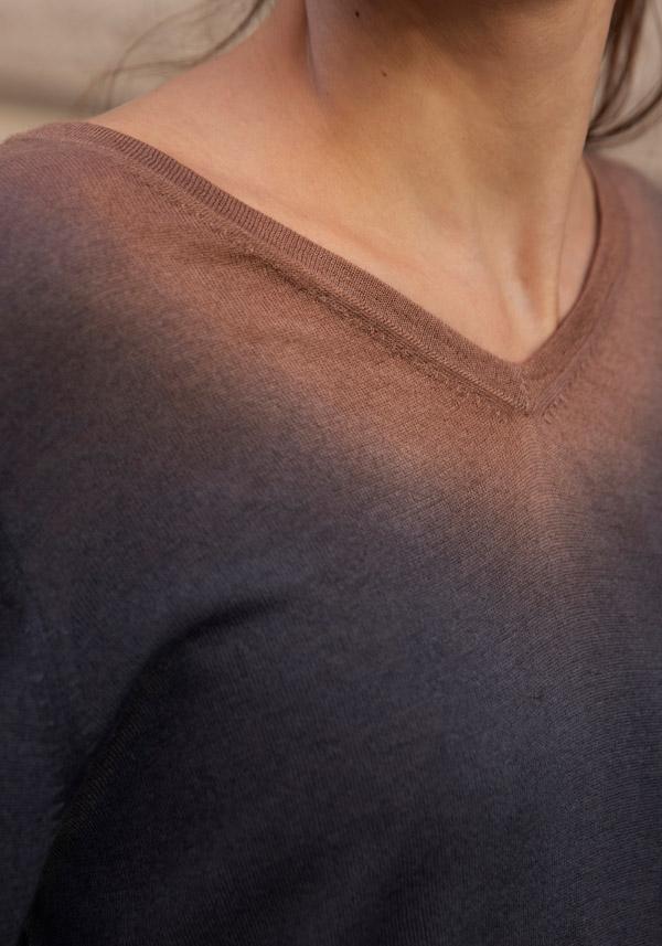 Rose & Lini MIRROR IN THE SKY CASHMERE “INDRA” V-NECK SWEATER ASPHALT & WILLOW Qualità Garantita