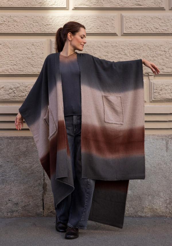 Rose & Lini MIRROR IN THE SKY CASHMERE “INDRA” V-NECK SWEATER ASPHALT & WILLOW Qualità Garantita