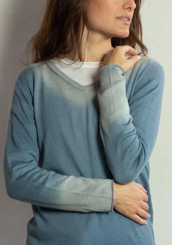 Rose & Lini MIRROR IN THE SKY CASHMERE “INDRA” V-NECK SWEATER STONE & GRANITE Negozi Online