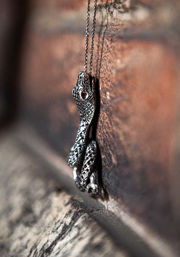 Rose & Lini SIMONA TAGLIAFERRI “COBRA PENDANT NECKLACE J226 BD” BLACK DIAMONDS Sconto