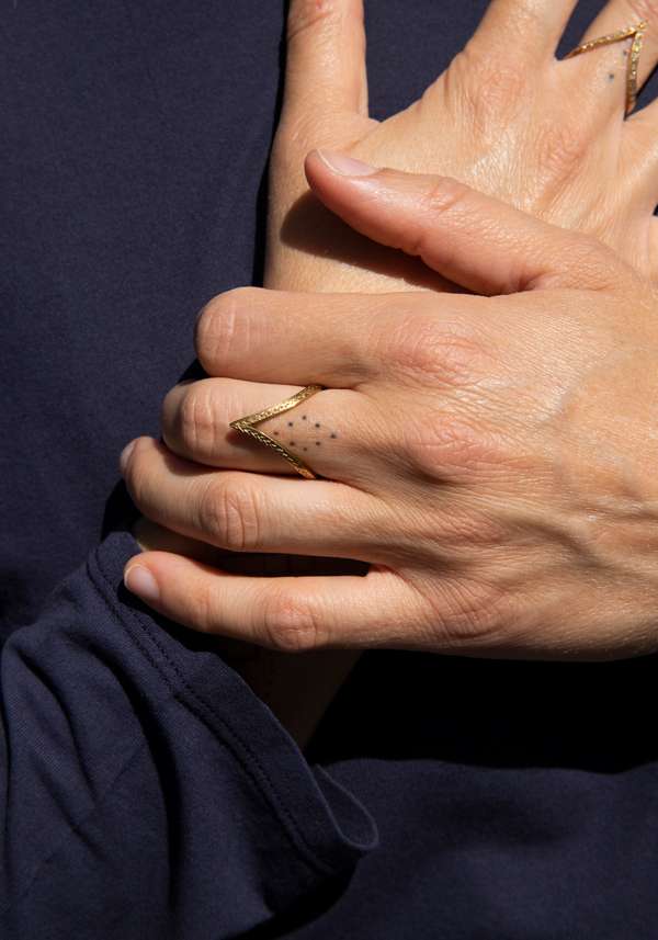 Rose & Lini MAITEA “HEART” GOLD ENGRAVED RING Grande vendita