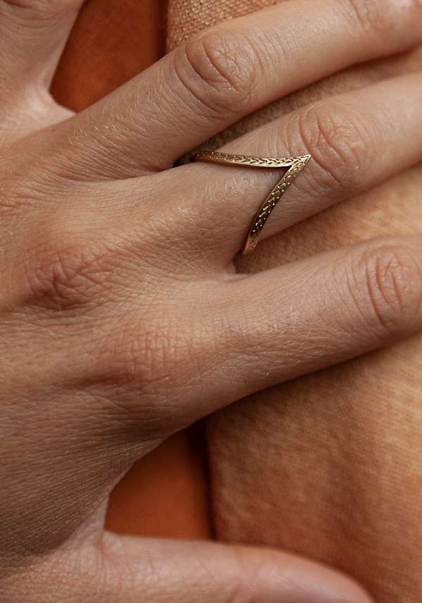 Rose & Lini MAITEA “HEART” GOLD ENGRAVED RING Grande vendita