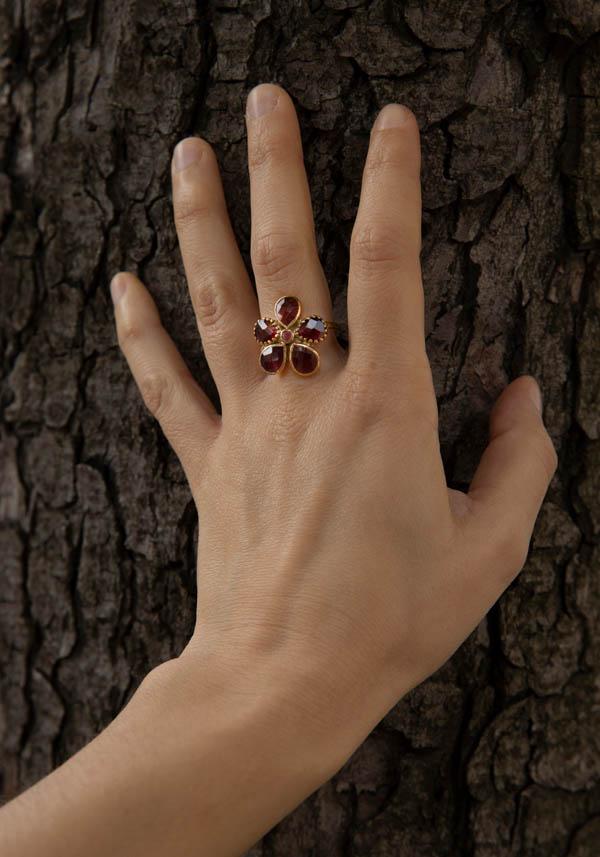 Rose & Lini DORETTE GARNET “BAGUE FLEUR” GOLD RING Vendite stagionali