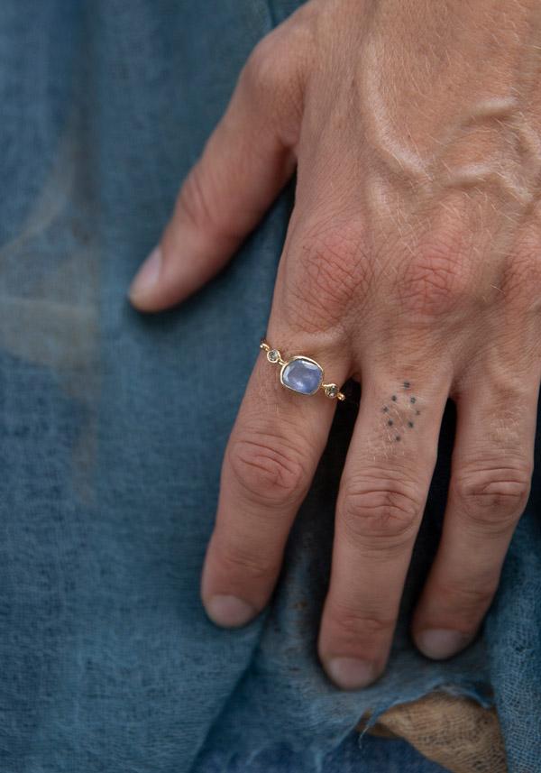 Rose & Lini DORETTE GOLD & BLUE SAPPHIRE “BAGUE SIMPLE” RING Offerta natalizia