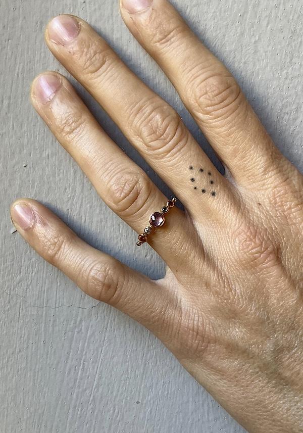 Rose & Lini DORETTE SPINEL & SAPPHIRES “BAGUE SIMPLE” GOLD RING Offerta Anniversario