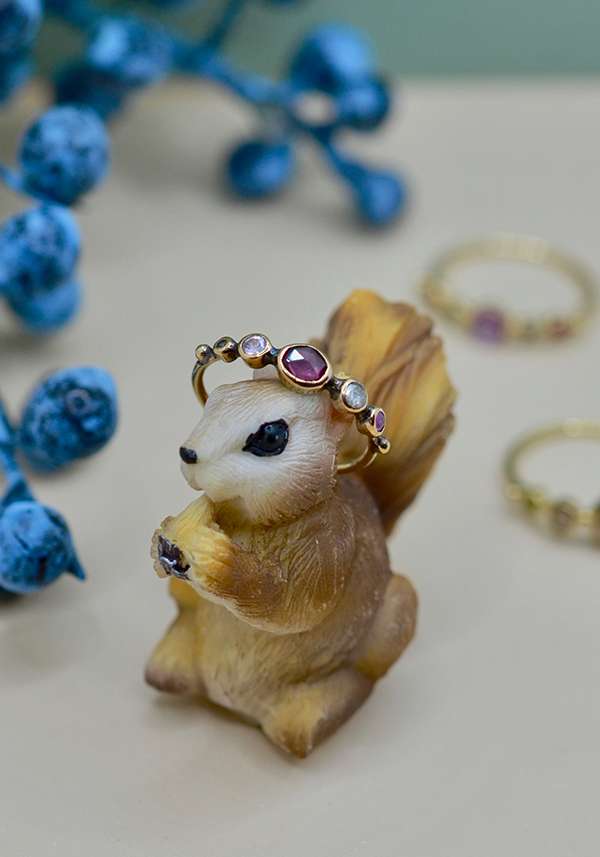 Rose & Lini DORETTE DIAMONDS & SAPPHIRES “BAGUE SIMPLE” GOLD RING Smaltimento dello stoccaggio