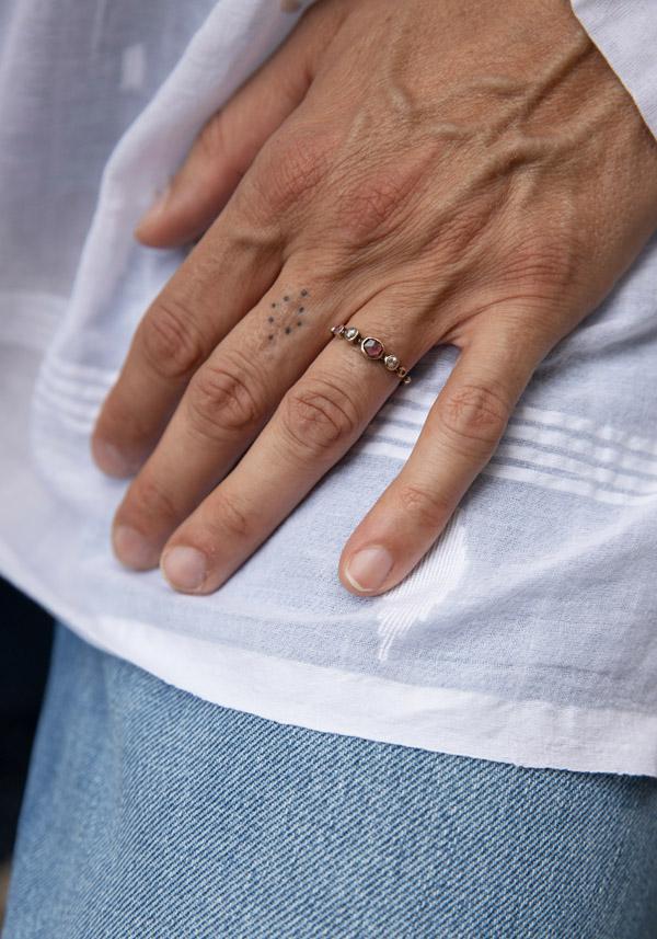 Rose & Lini DORETTE DIAMONDS & SAPPHIRES “BAGUE SIMPLE” GOLD RING Smaltimento dello stoccaggio