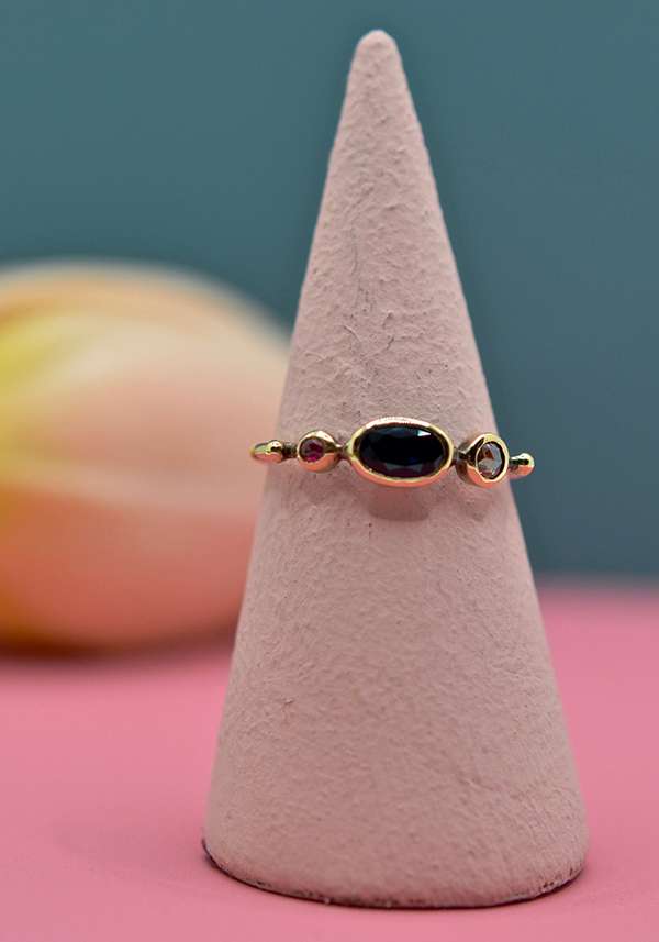 Rose & Lini DORETTE RUBY & BLUE SAPPHIRE “BAGUE SIMPLE” GOLD RING Latest fashion