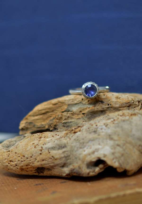 Rose & Lini ROSAMARIA “BELQUIS” DIAMONDS & IOLITE SILVER RING Offerta temporanea