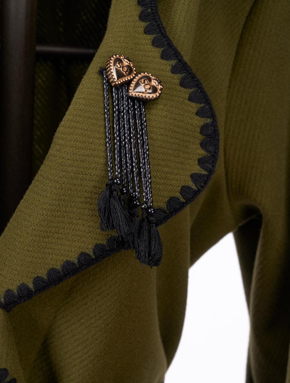 Save The Queen Cappotto verde con bordi ricamati Offerta settimanale
