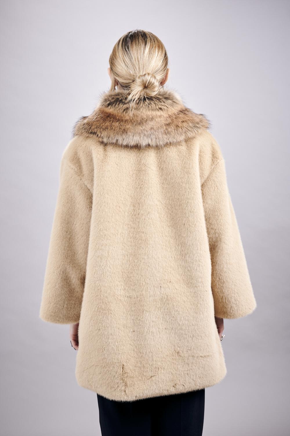 Save The Queen Cappottino in ecopelliccia beige Esporta salva